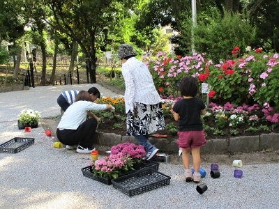 花植え作業中写真2
