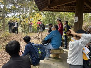 ガイドのかたのお話を聞いている写真