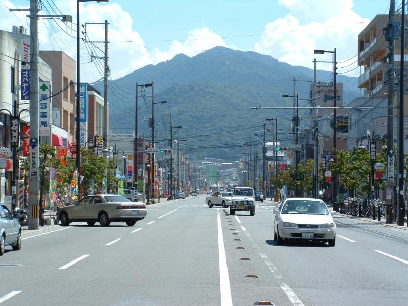 画像：油山のふもとへ伸びる城南学園通り