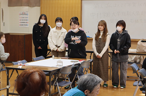 年賀状の作り方を説明する学生