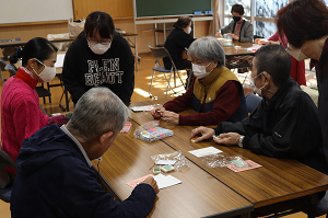 学生と一緒に年賀状を作る様子
