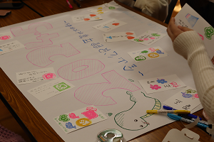 作成した年賀状を飾る様子