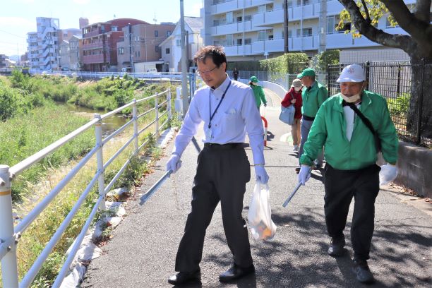 環境パトロールでごみを拾う西村区長の写真