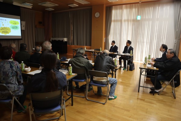 スライドで校区事業を紹介している写真