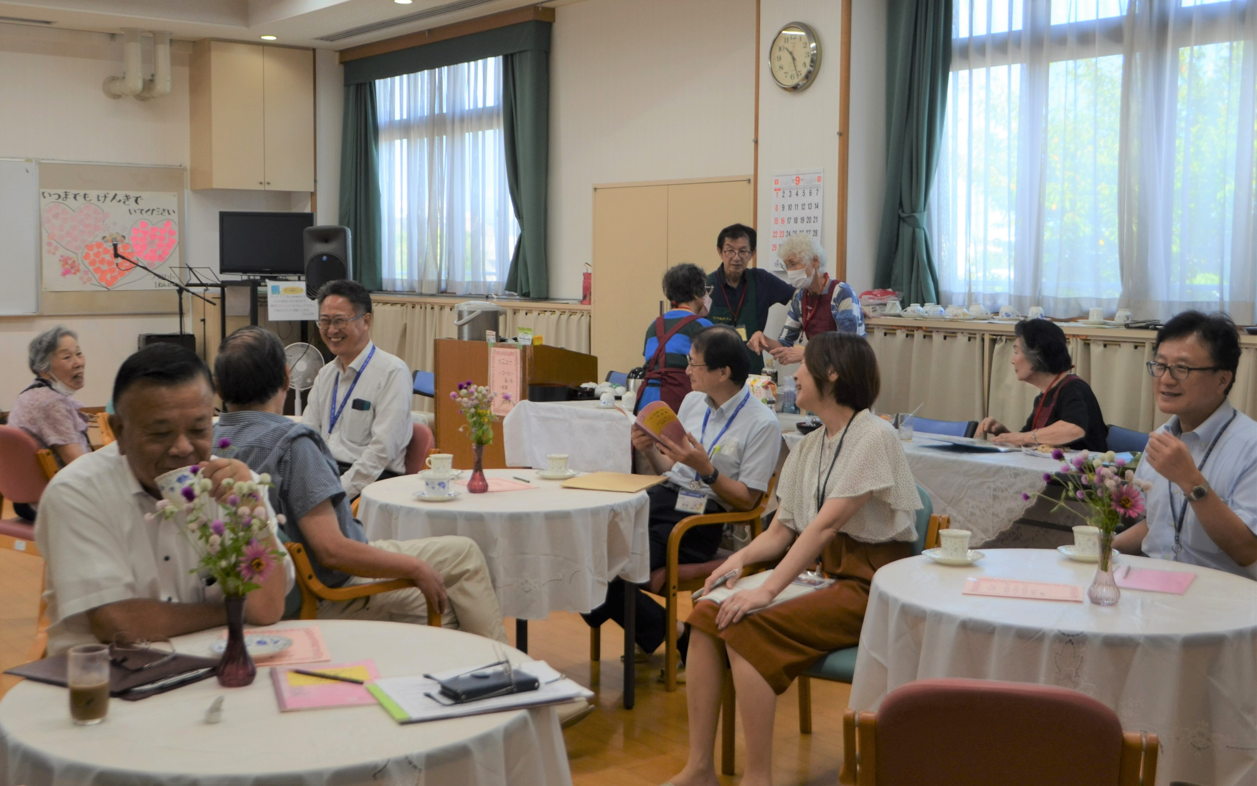 つつみカフェで区長が地域の人と会話する様子の写真