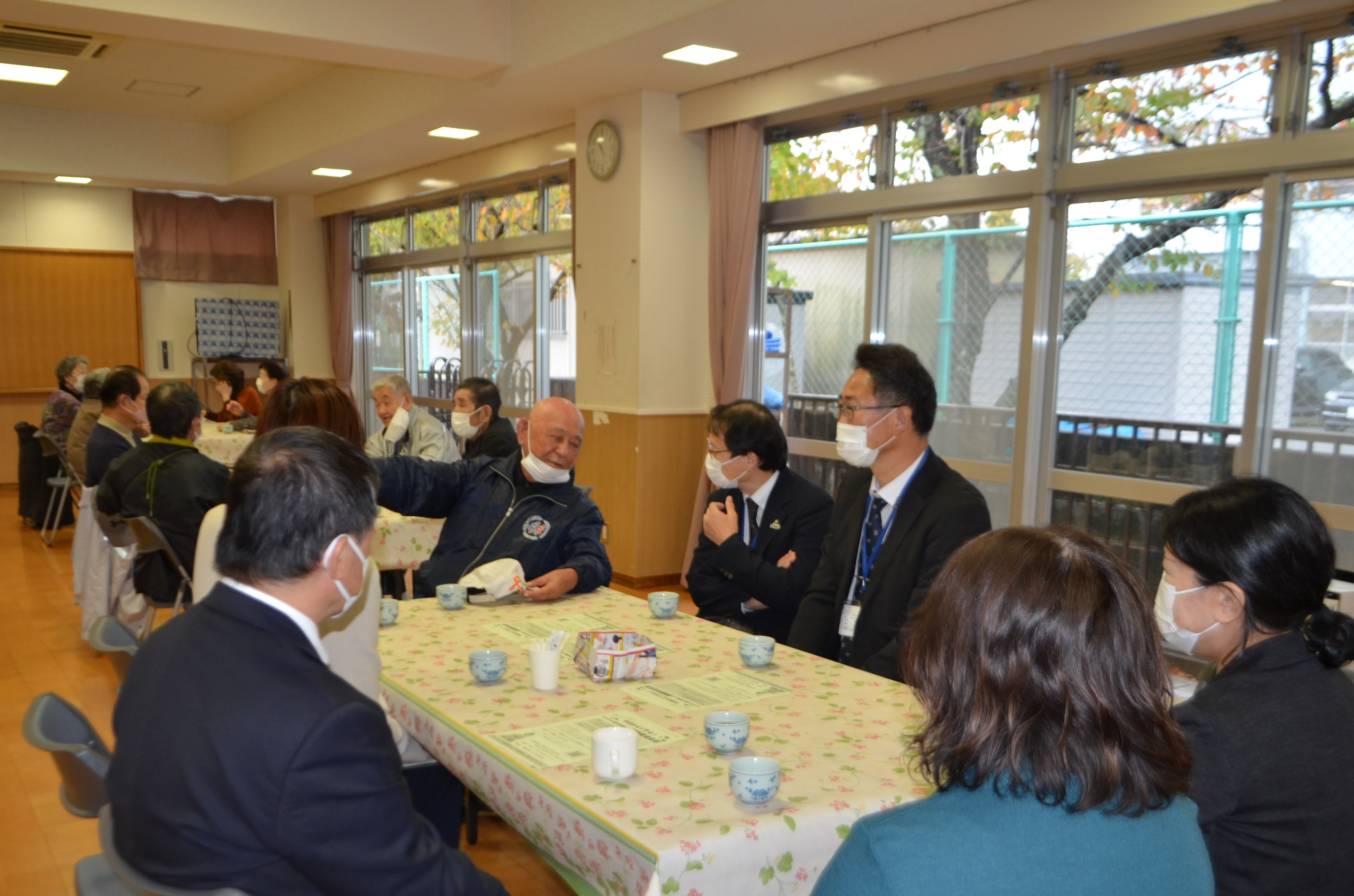 カフェたまり場を見学する西村区長の写真