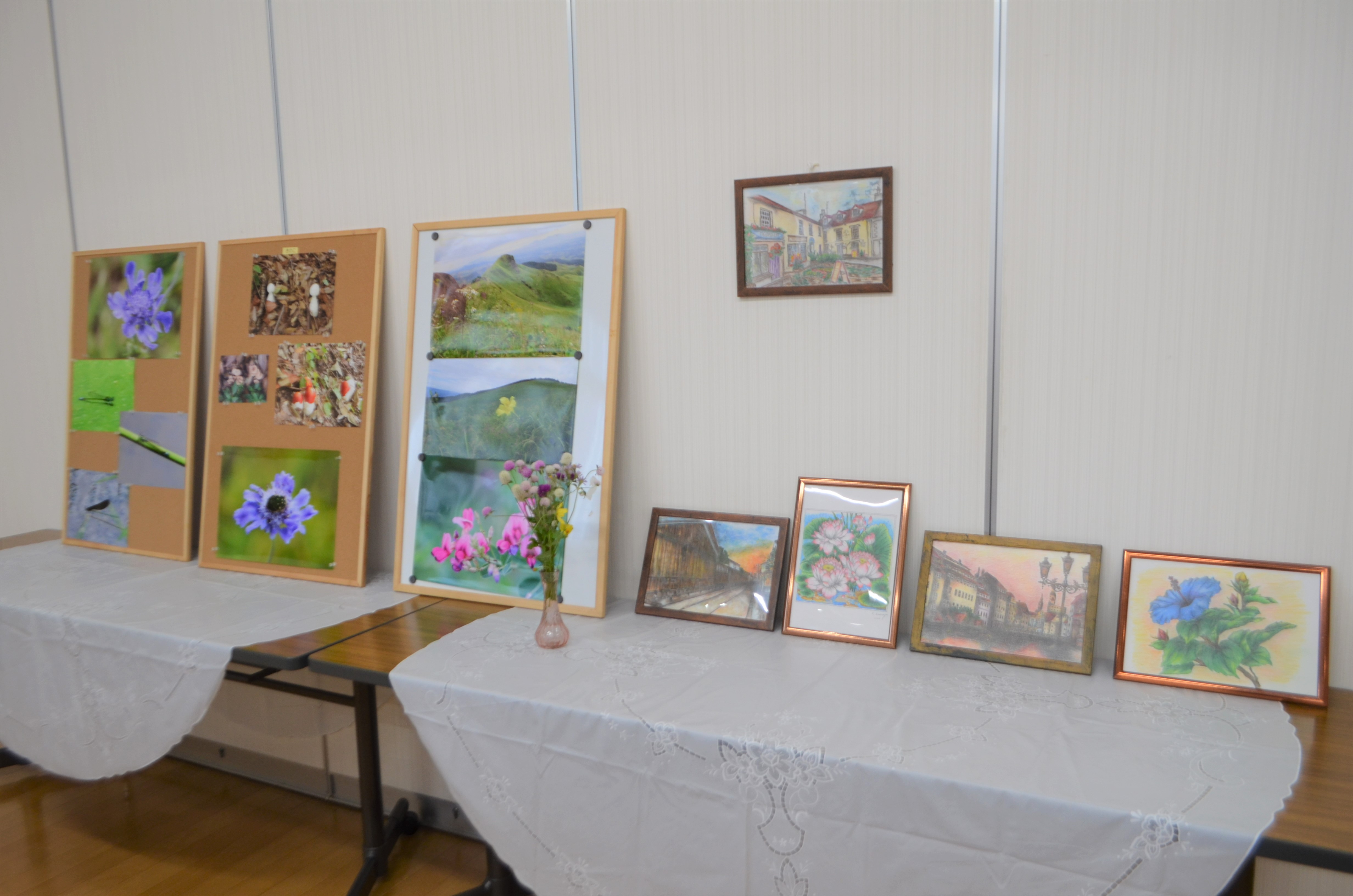 会場に飾られている花や風景の写真や絵画を映した写真