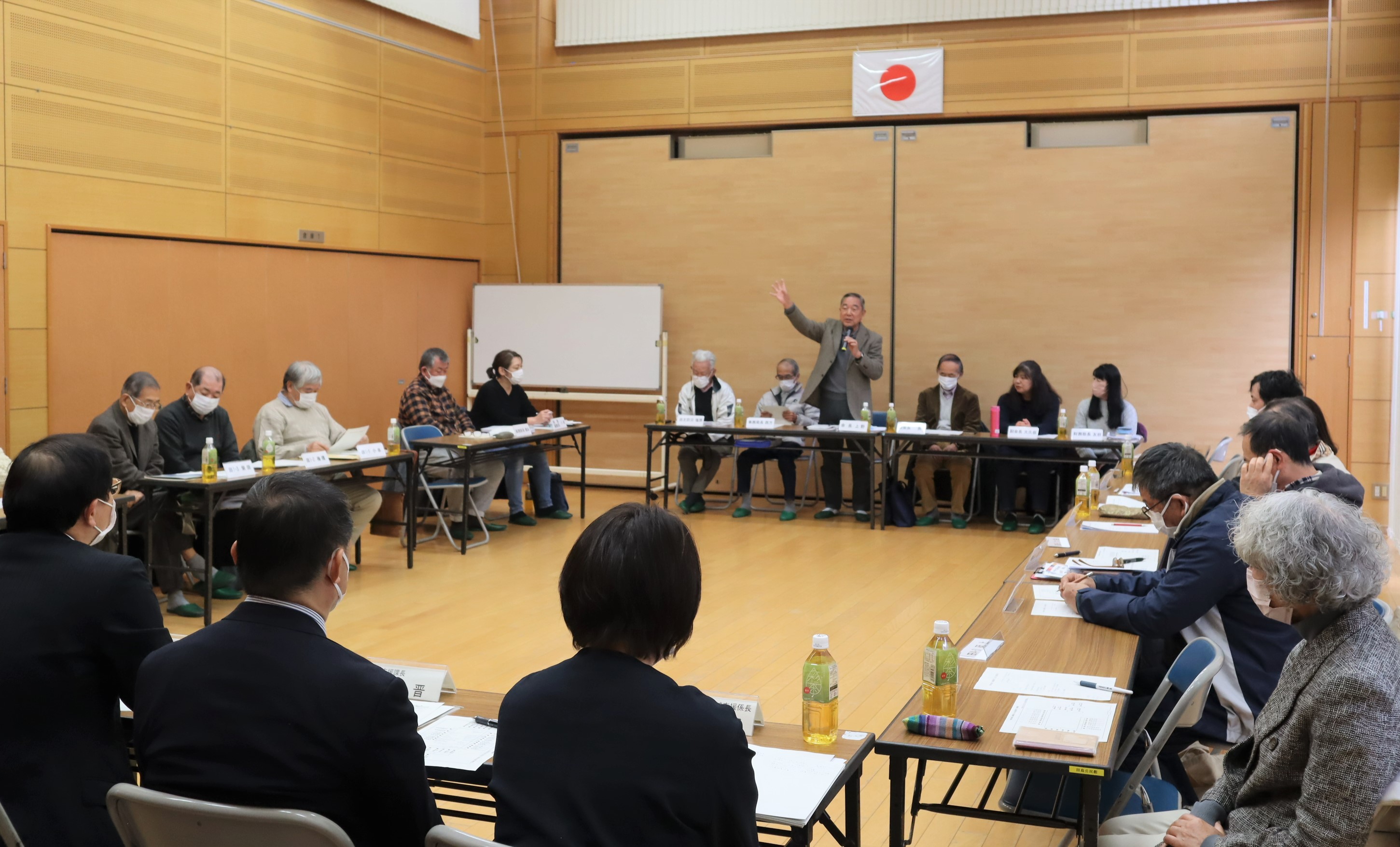 懇談会で田島校区自治協議会会長が発言している様子