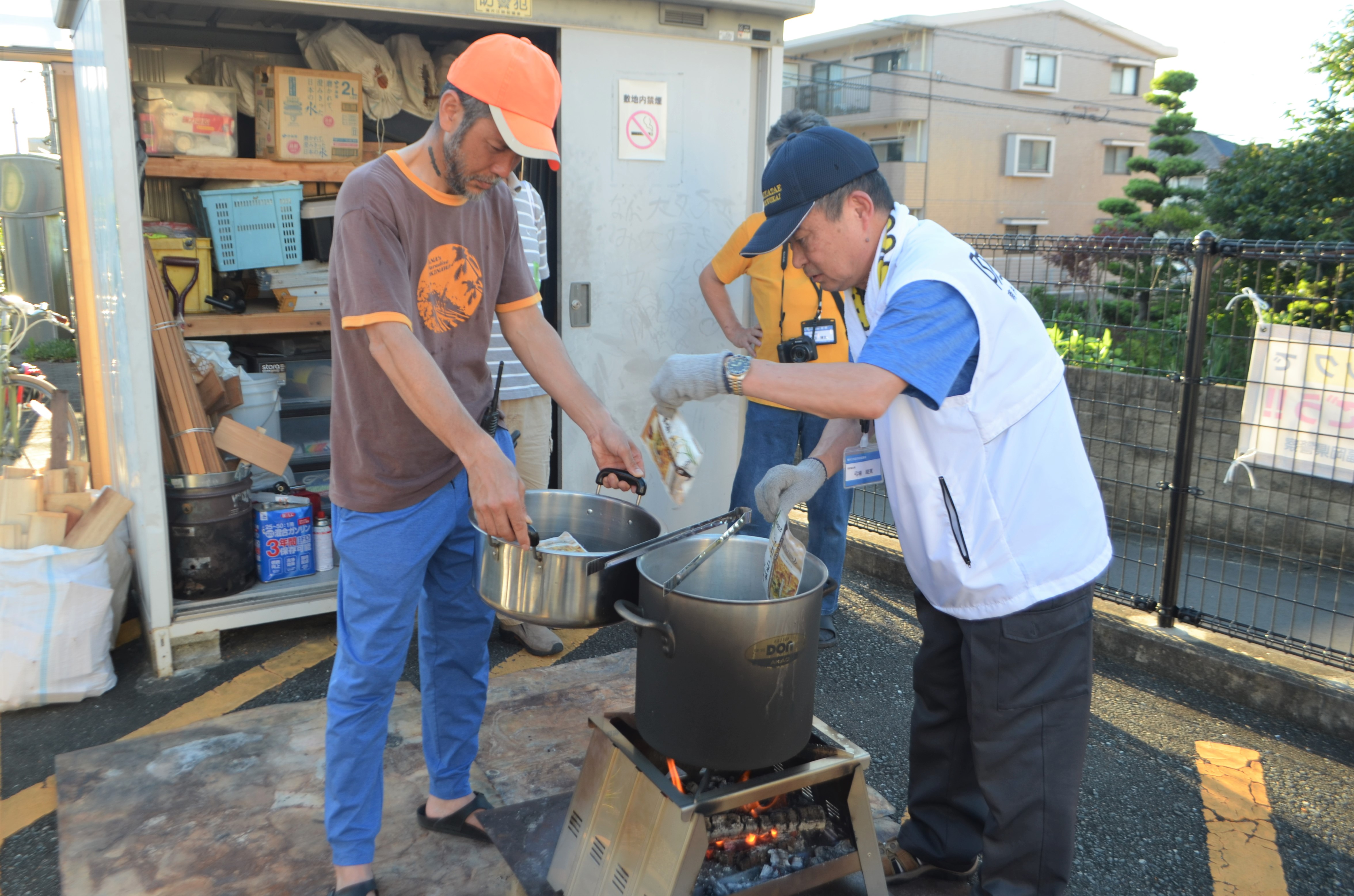 かまどで防災食を温めている様子の写真