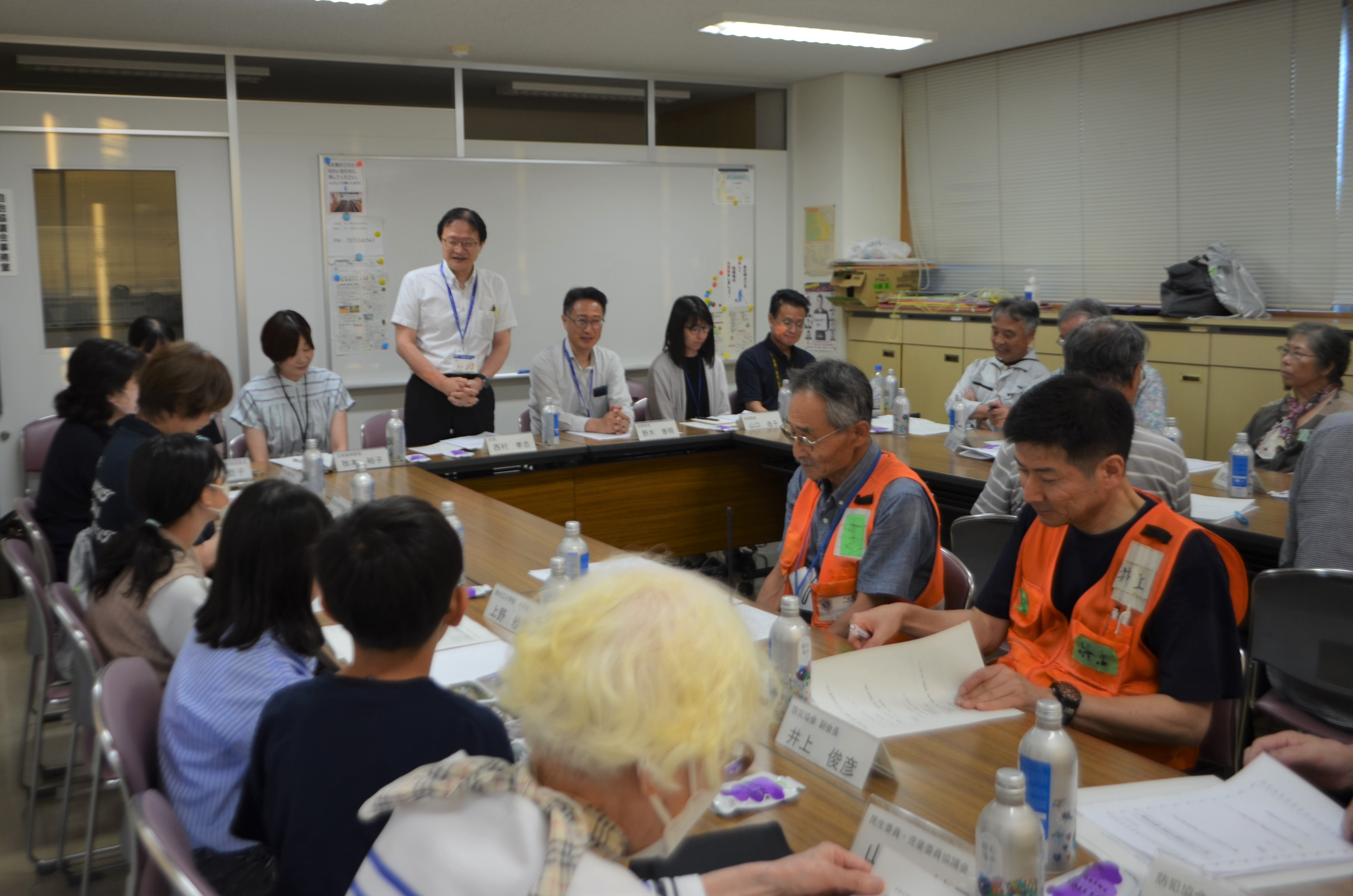 懇談会で区長が話している様子の写真