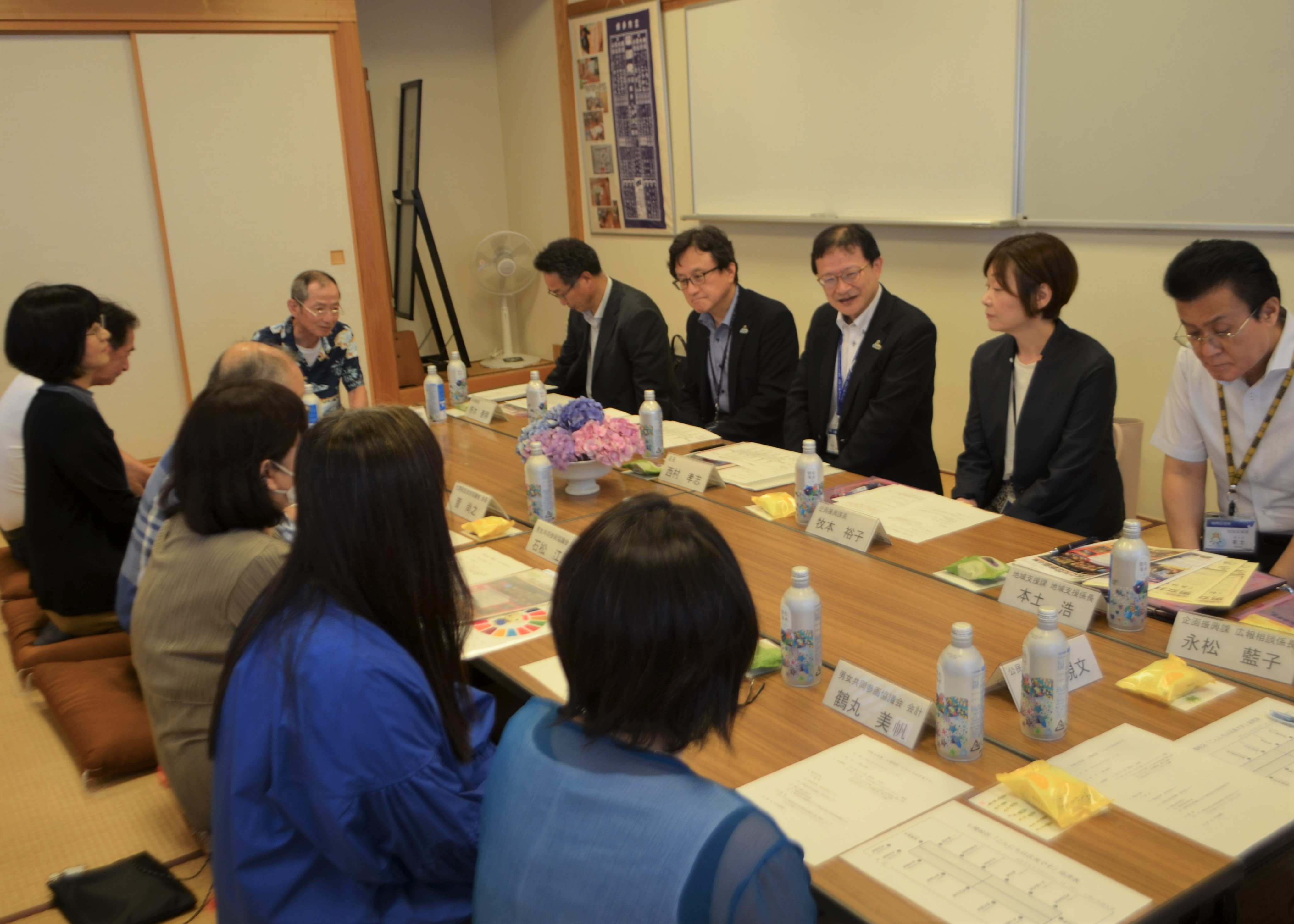 懇談会で区長が話している様子の写真