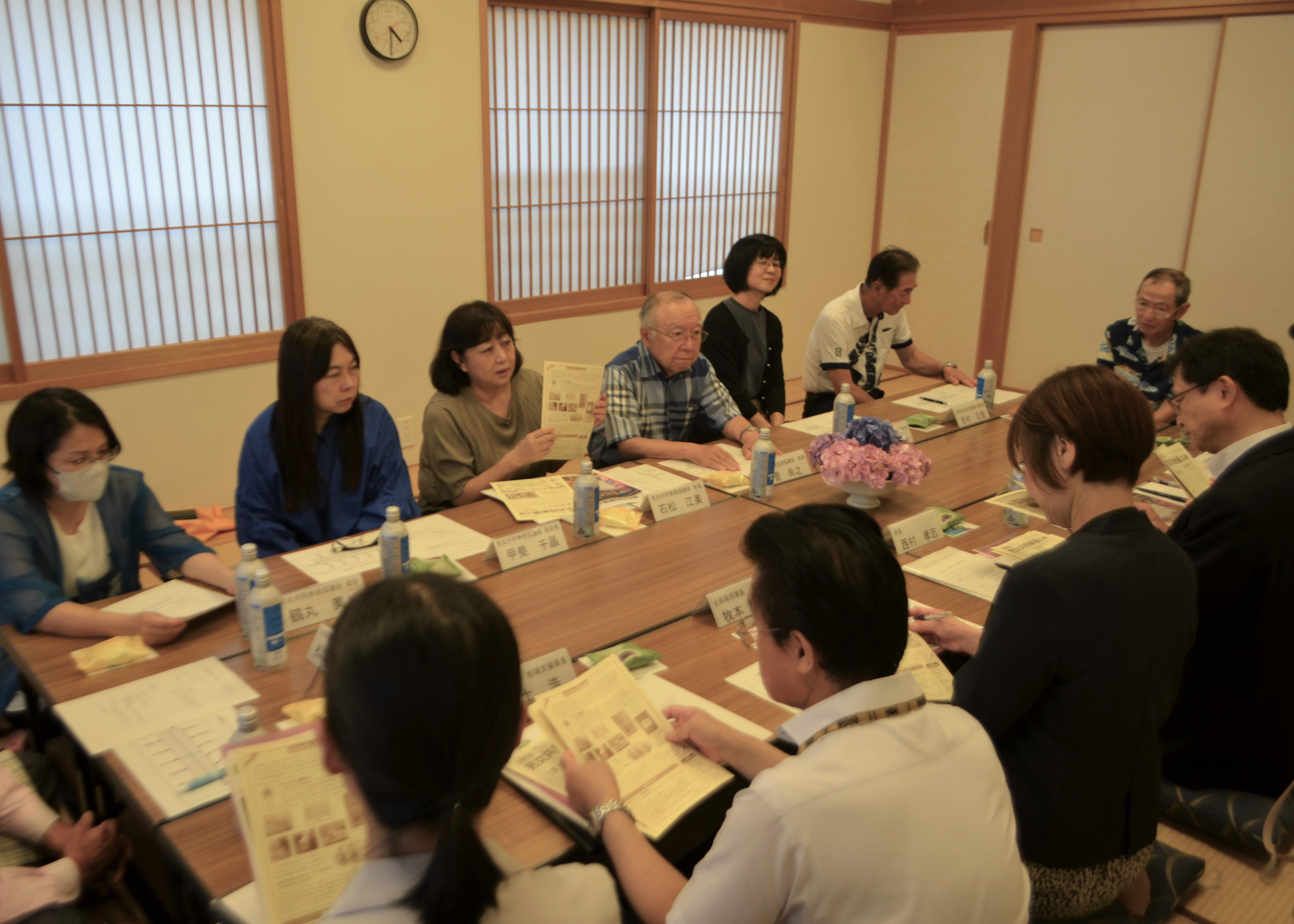 懇談会で地域住民が話している様子の写真