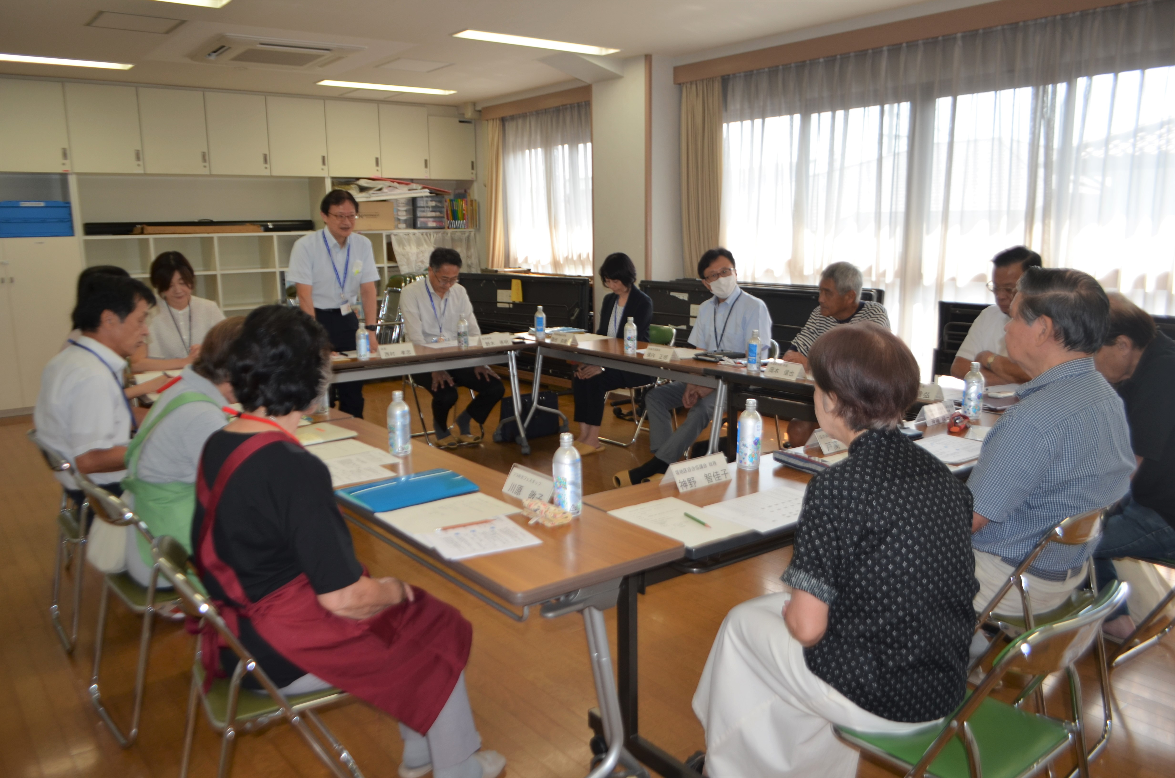 懇談で区長が挨拶する様子の写真