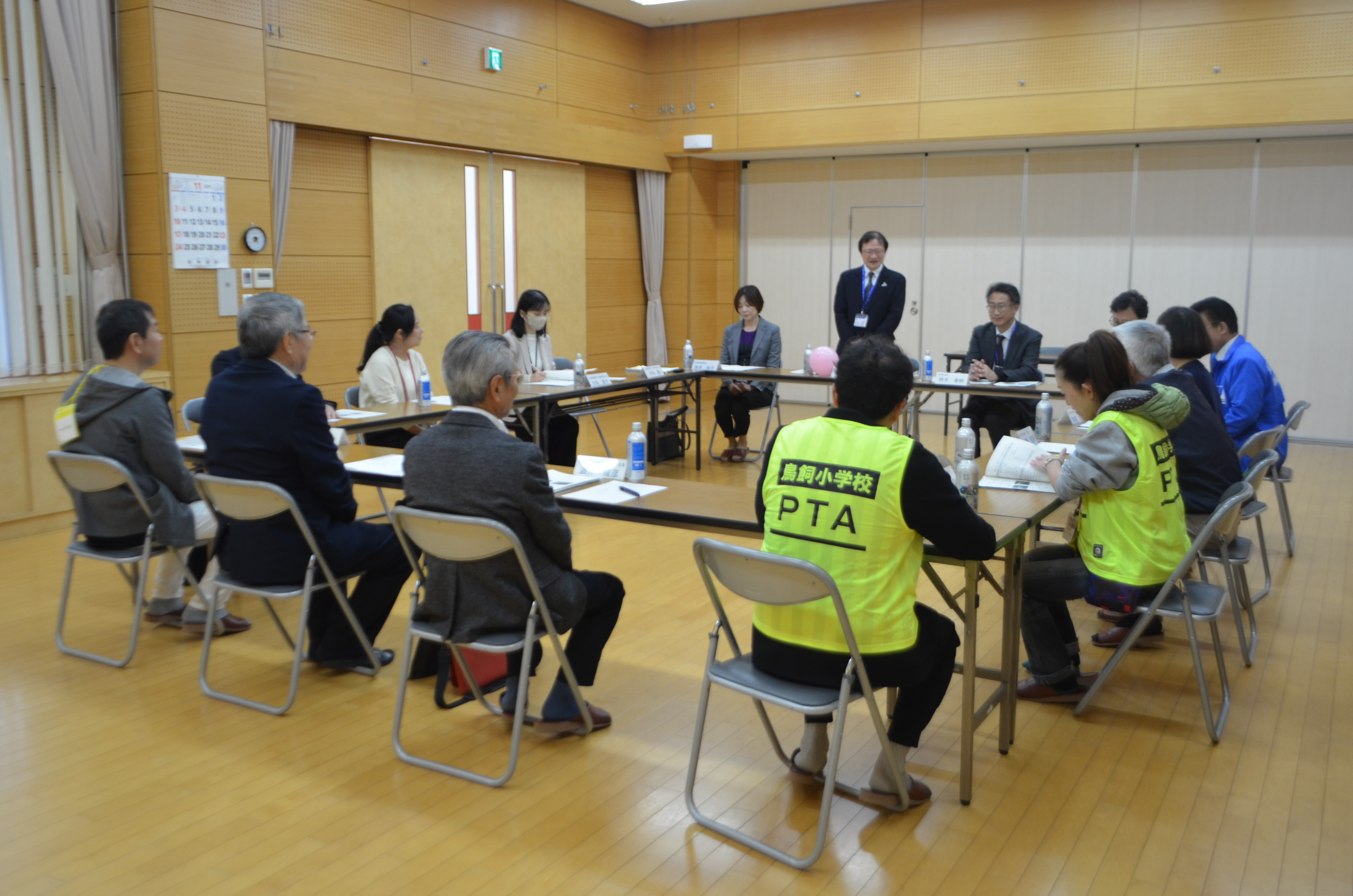 懇談で区長が挨拶している写真