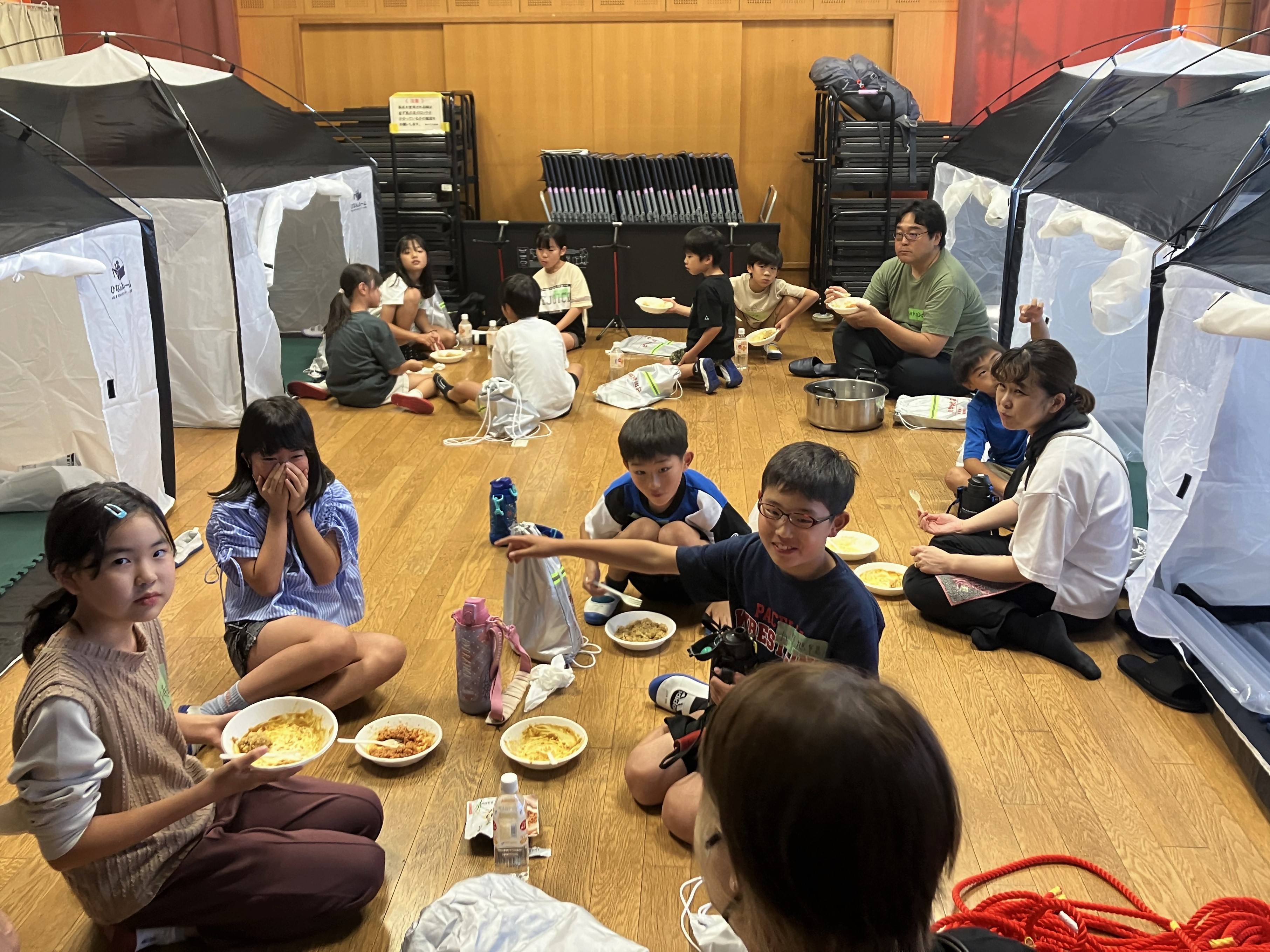 みんなで防災食とカレーライスを食べている様子の写真