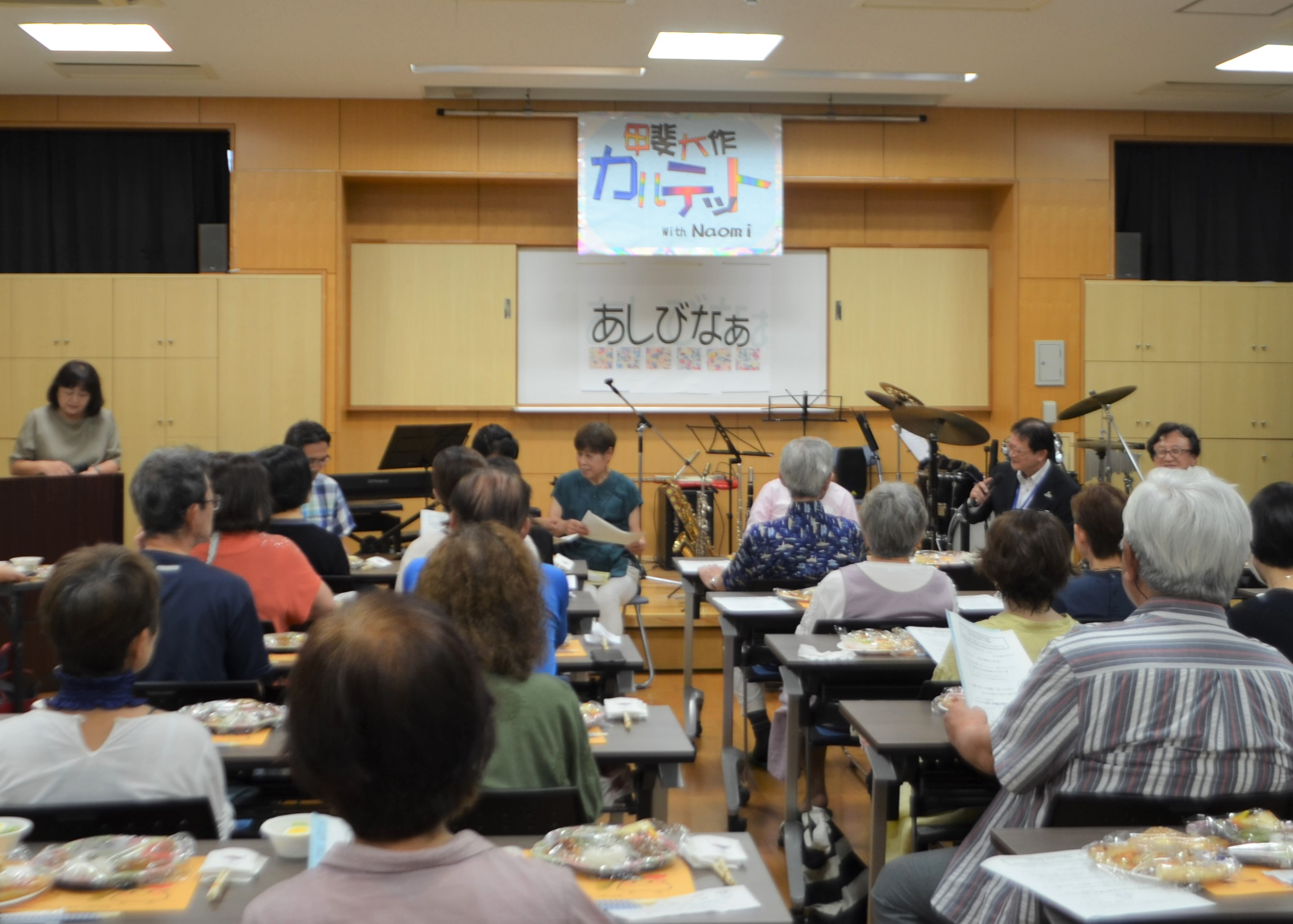 ななくまむすび座の劇を住民が見ている写真