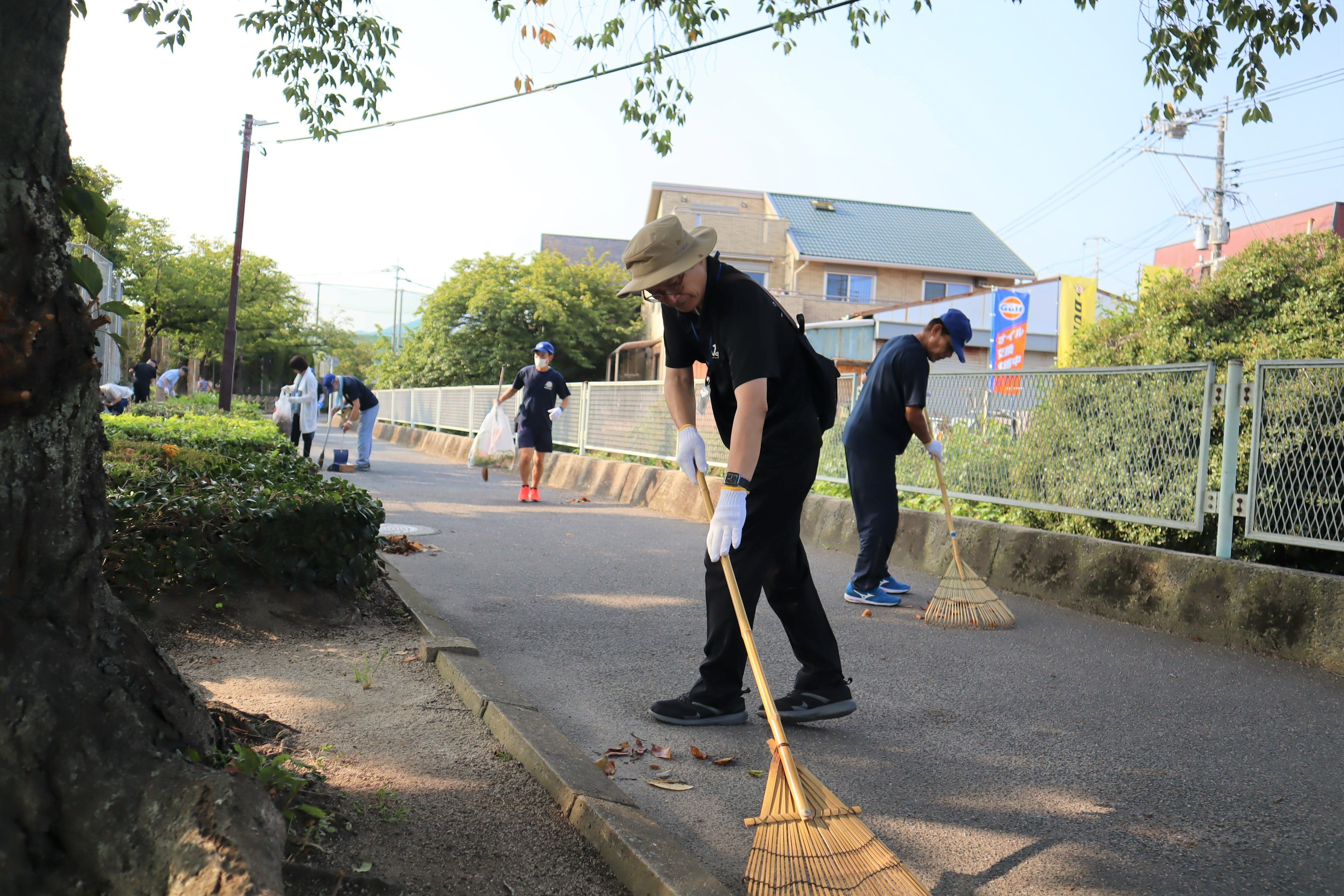 あいさつ通り清掃活動に参加する西村区長の写真