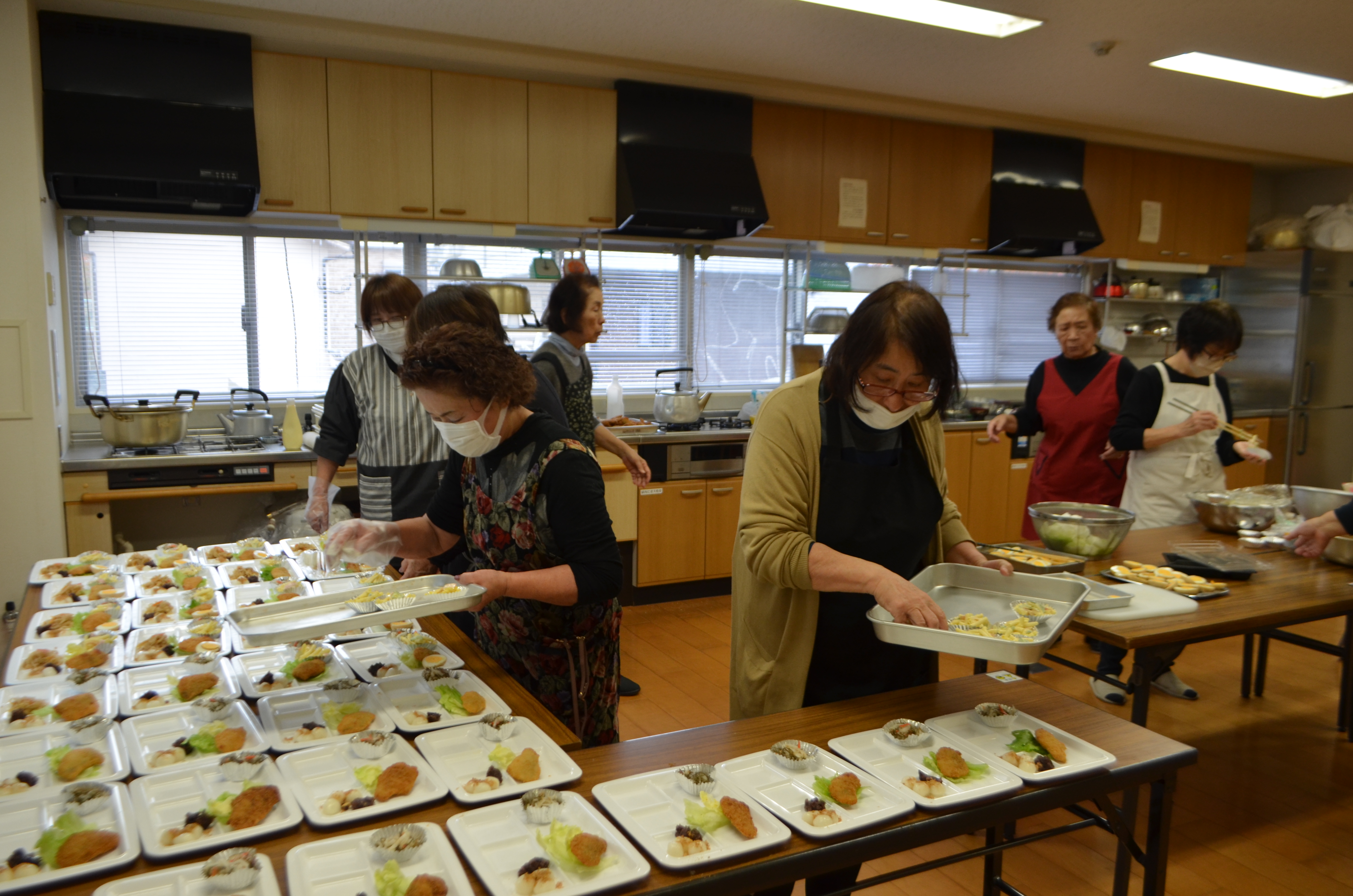 昼食をつくるボランティアの皆さんの写真