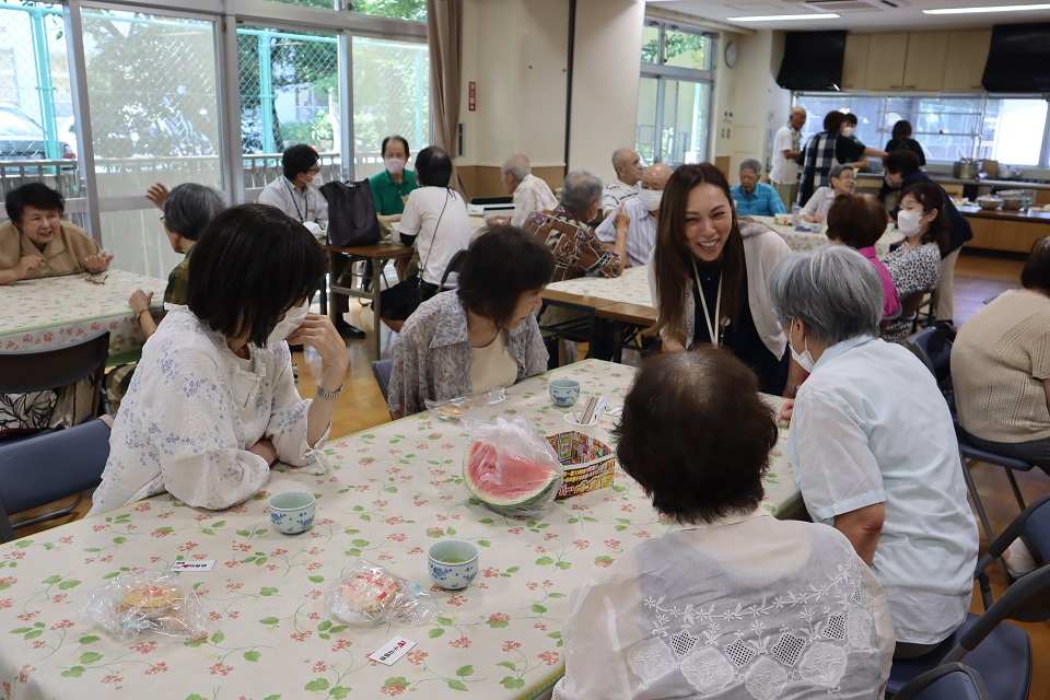 和やかな雰囲気の中、地域の人と交流をする区長