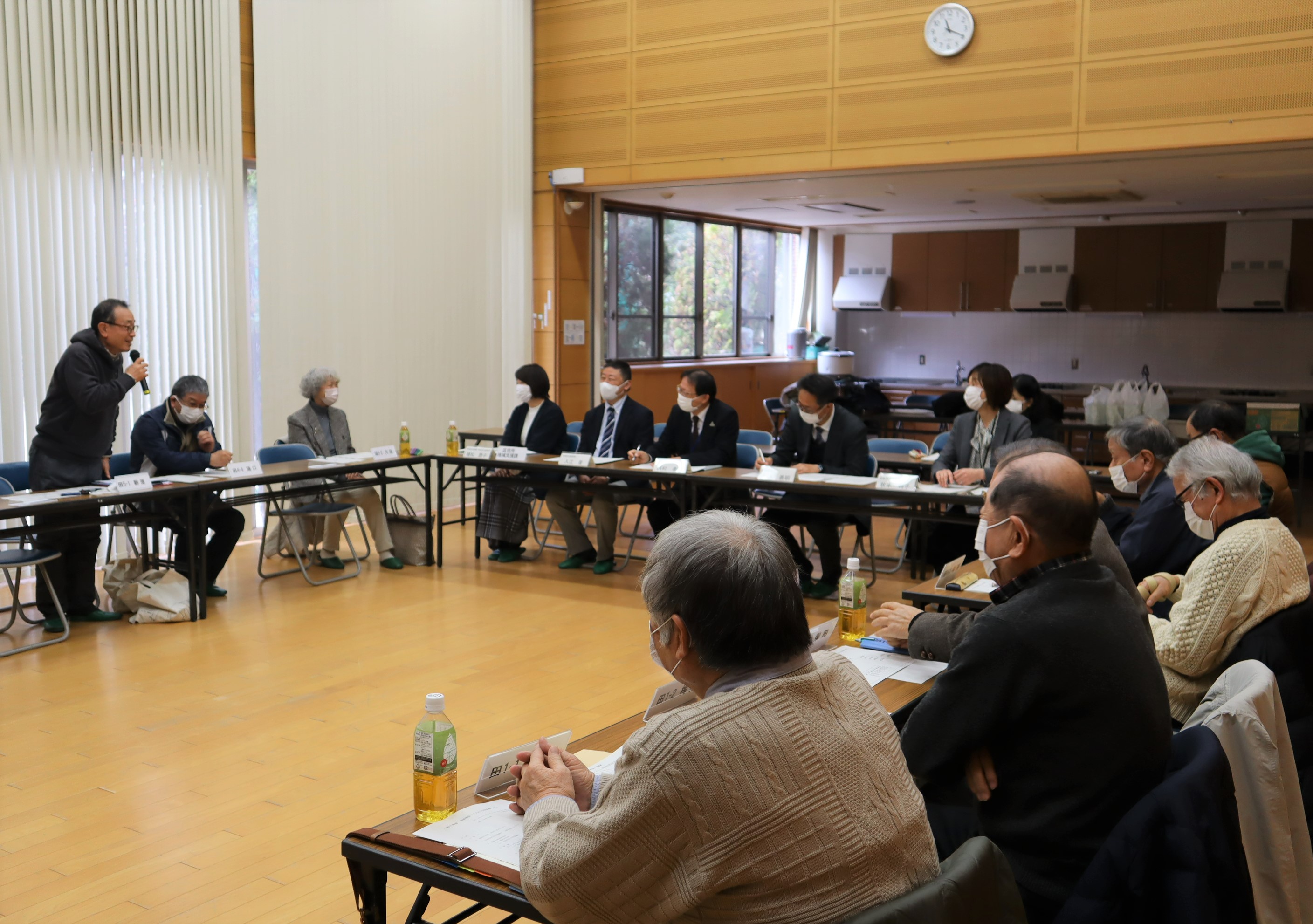 懇談会で田島校区の町内会長が発言している様子