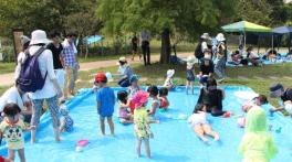 簡易プールで子どもたちが遊んでいる写真