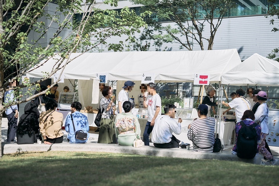 博多イーストテラス前の広場でイベントが開催されている写真