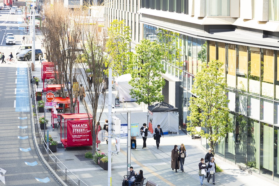 はかた駅前通りでイベントをしている様子