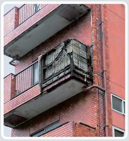 バルコニーの外壁が剥離・落下している写真