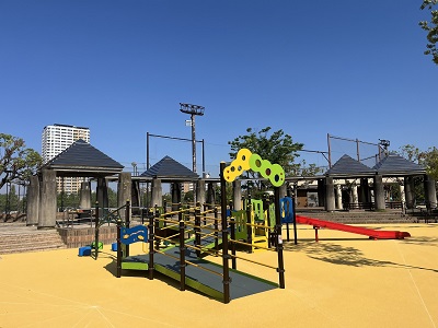 スロープで移動可能な複合遊具