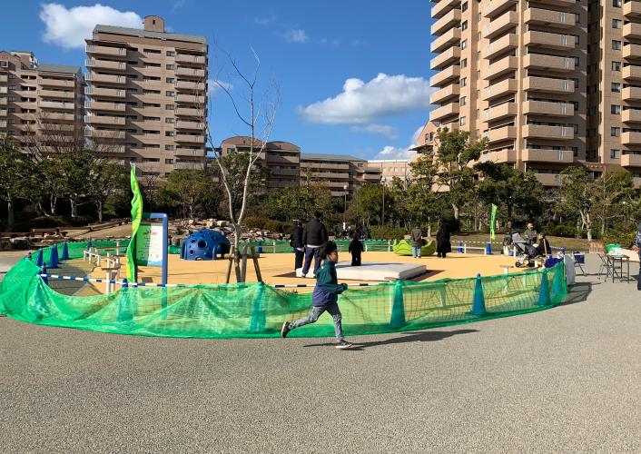 ネットで囲まれ人数調整が行われている安心あそびエリアの様子