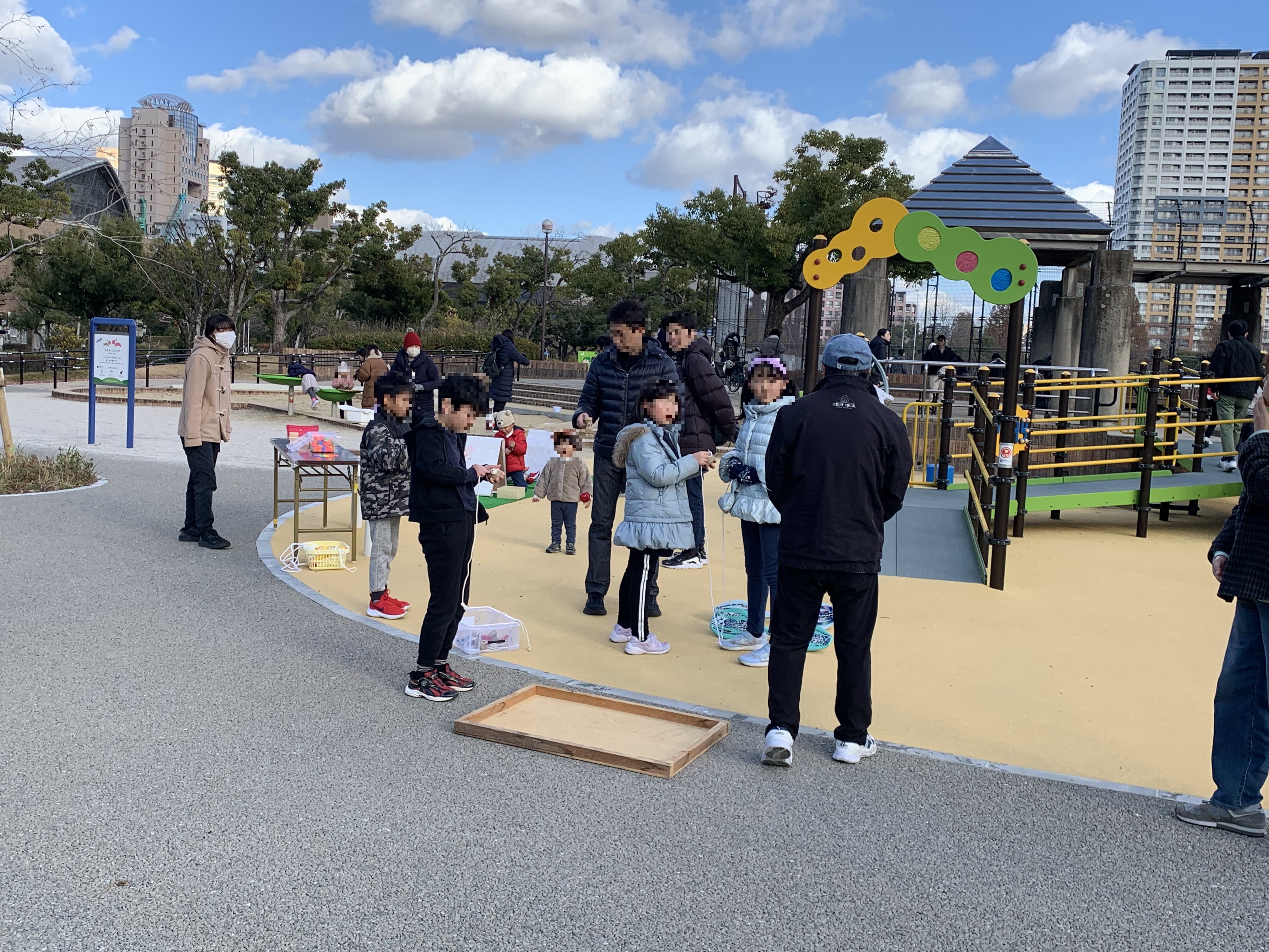 独楽回しやけん玉などの昔遊びをする様子