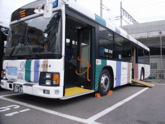 市内を走るノンステップバスの画像