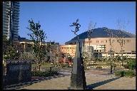 ミラー・ニジンスキー(写真)