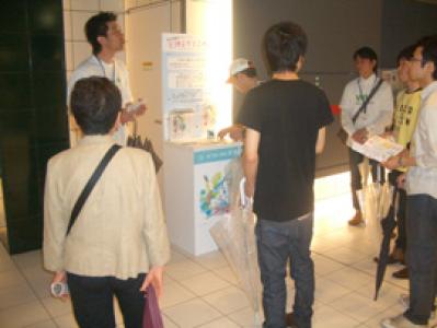 ガイドツアー参加者への説明のようす