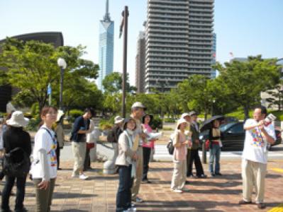 百道浜エリアでの案内のようす