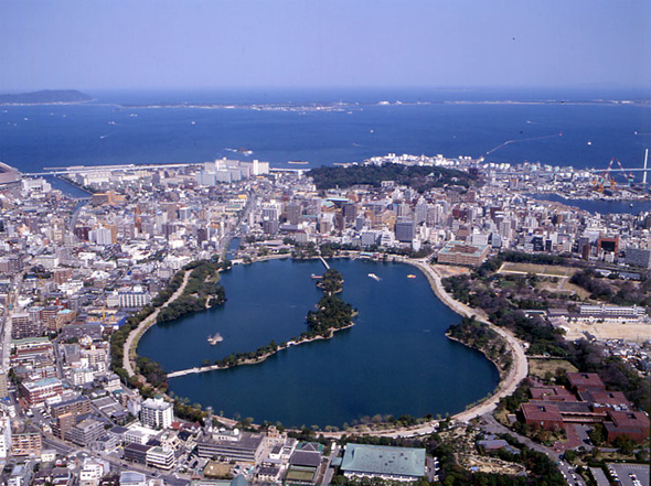 西湖をモチーフにした大濠公園の写真