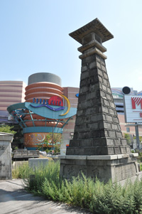 「清流公園」に立つ高灯籠の写真