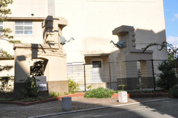 馬出小学校にある象の顔が付いた門の写真