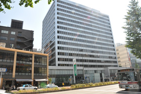 英和女学校があった所は天神のビジネス街の写真