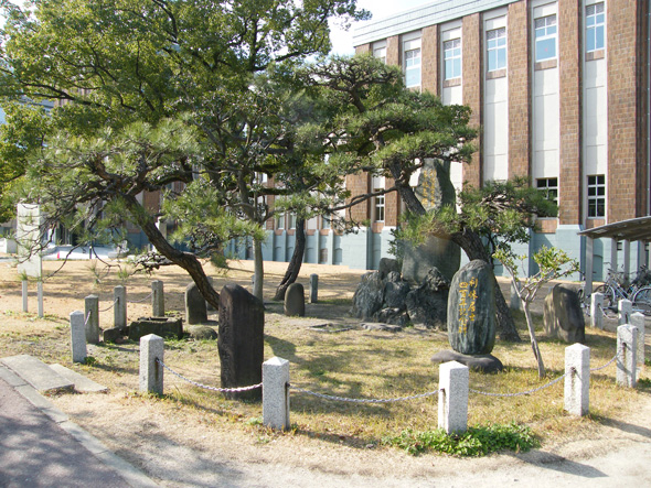 茶会を記念する碑の写真