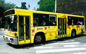 動植物園のラッピングバスの写真