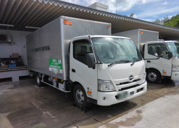 九州商運株式会社の給食配送車