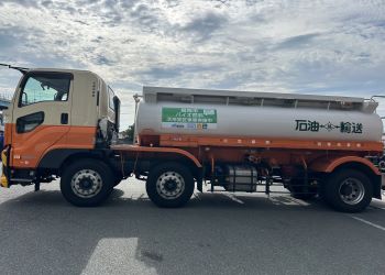 松藤商事株式会社のタンクローリー