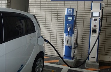 市庁舎充電設備と充電中の車の写真