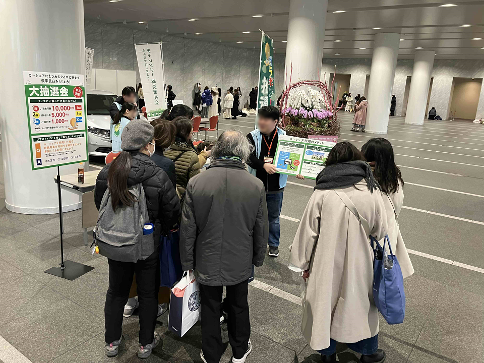 カーシェアのメリットについて説明する様子その１