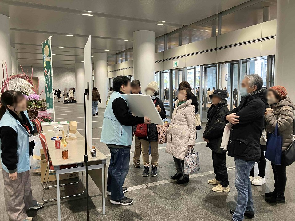 カーシェアのメリットについて説明する様子その２