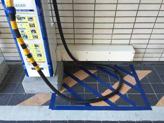 ケーブル収納参考写真（青線枠内に収納をお願いします）