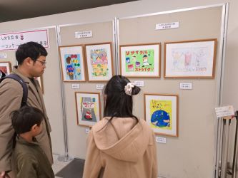 受賞作品を観に訪れた受賞者家族の写真