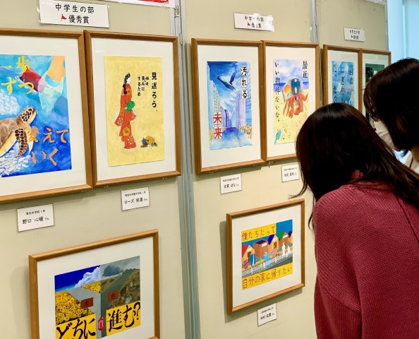 令和４年度ポスターコンクール受賞作品展示の様子２