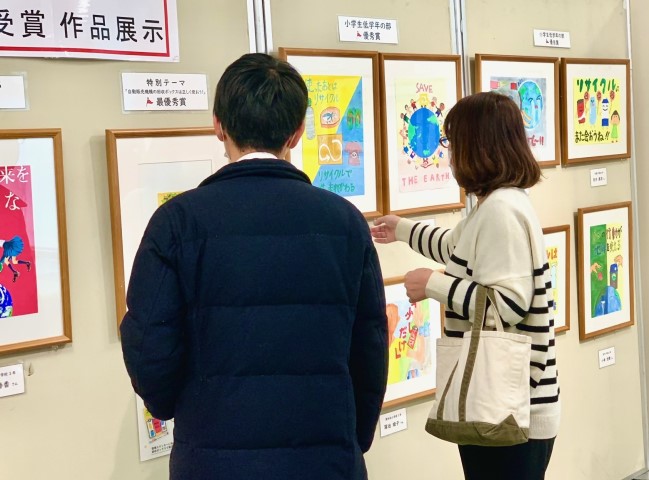 令和４年度ポスターコンクール受賞作品展示の様子３